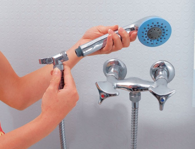 Comment changer un flexible de douche ?