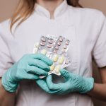 Professionnel de santé présentant des médicaments en blister