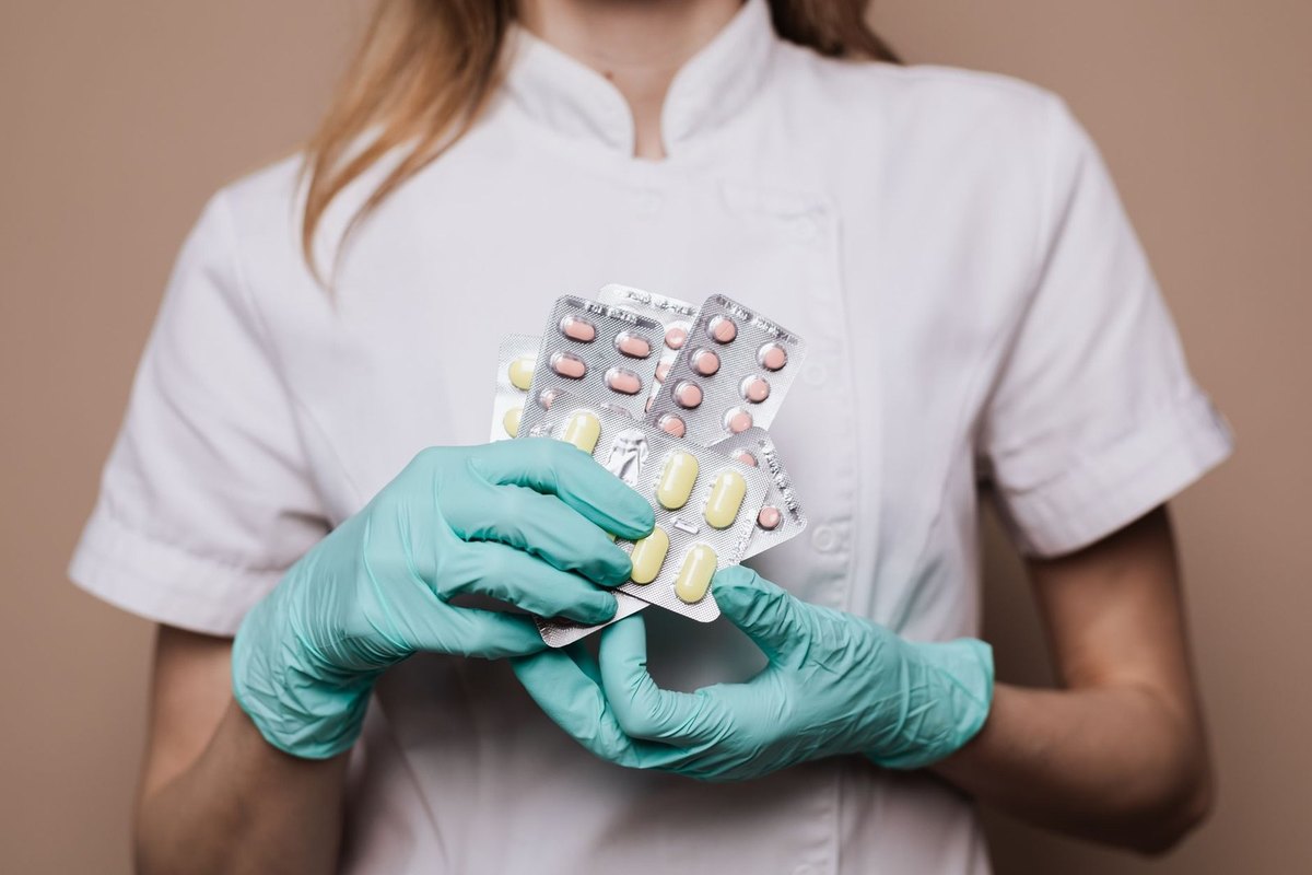 Professionnel de santé présentant des médicaments en blister