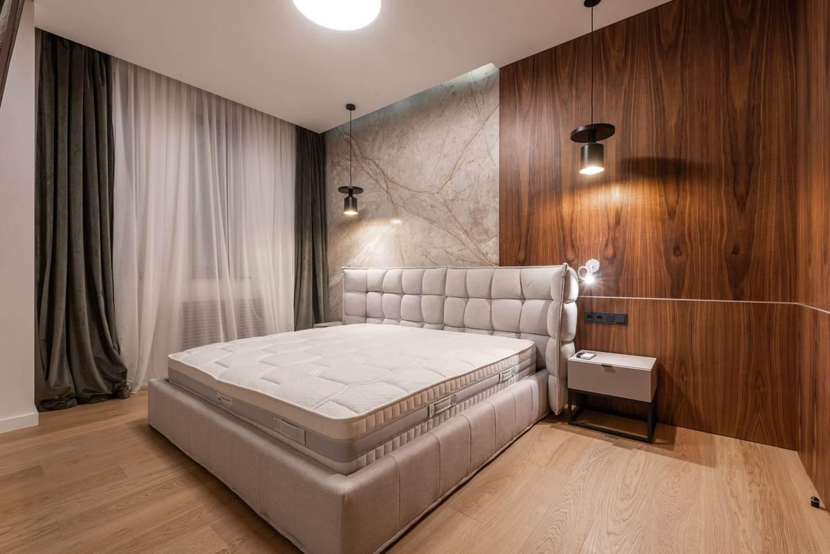 Dormir dans un van étroit sans toucher les parois la nuit