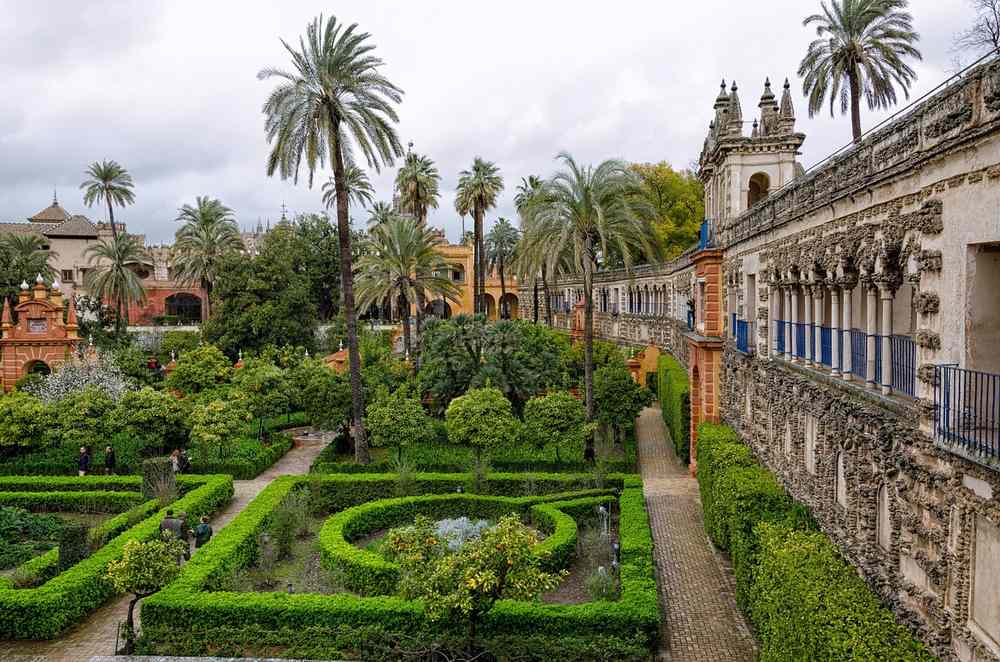 Jardin à la française avec fontaines palmiers et façade baroque Jardin à la française avec fontaines palmiers et façade baroque
