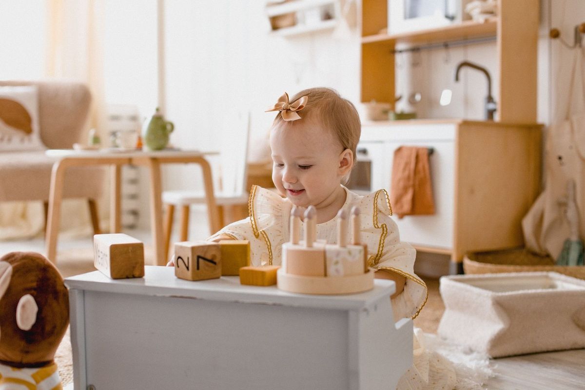 Enfant souriant jouant avec des jouets en bois Enfant souriant jouant avec des jouets en bois