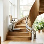Monte-escalier moderne sur un escalier tournant, maison lumineuse