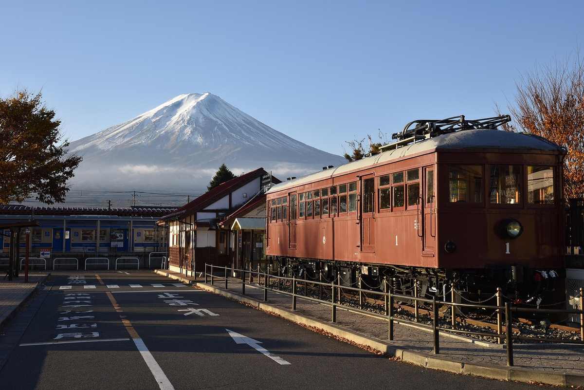Randonner sans voiture : les massifs accessibles en train