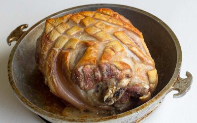 Un rôti de porc doré posé dans un plat en métal
