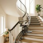 Monte-escalier moderne sur un escalier tournant, maison lumineuse