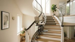 Monte-escalier moderne sur un escalier tournant, maison lumineuse